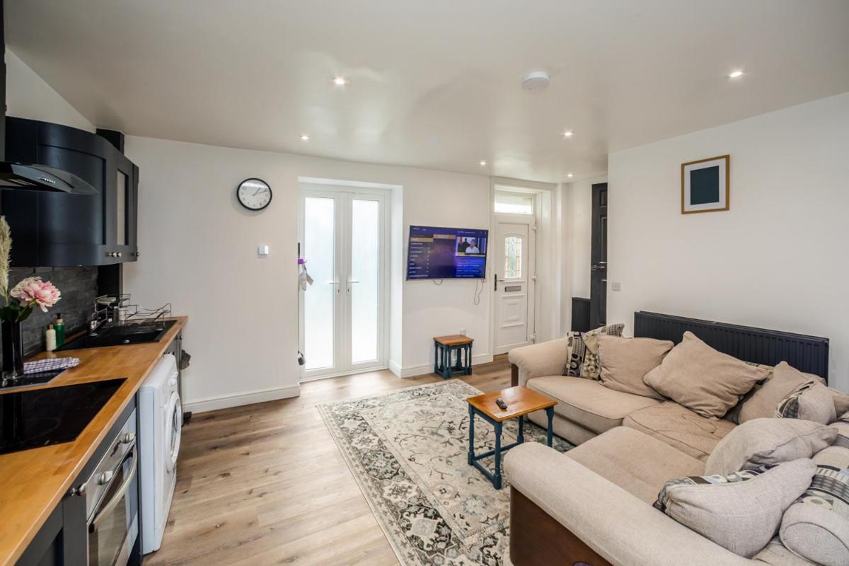 The Cosey Tucked-Away Cottage 2 Or 3 Bedroom Options 허더즈필드 객실 사진